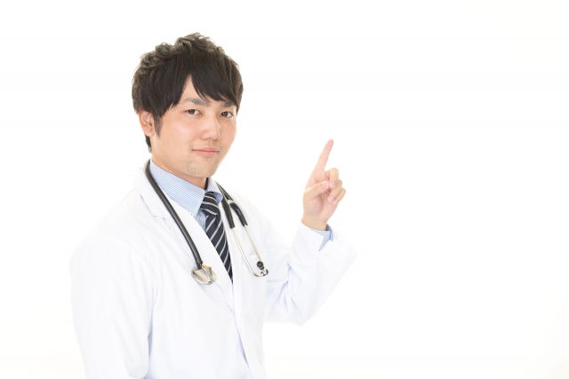 胃カメラとバリウムの違いを説明する男性医師